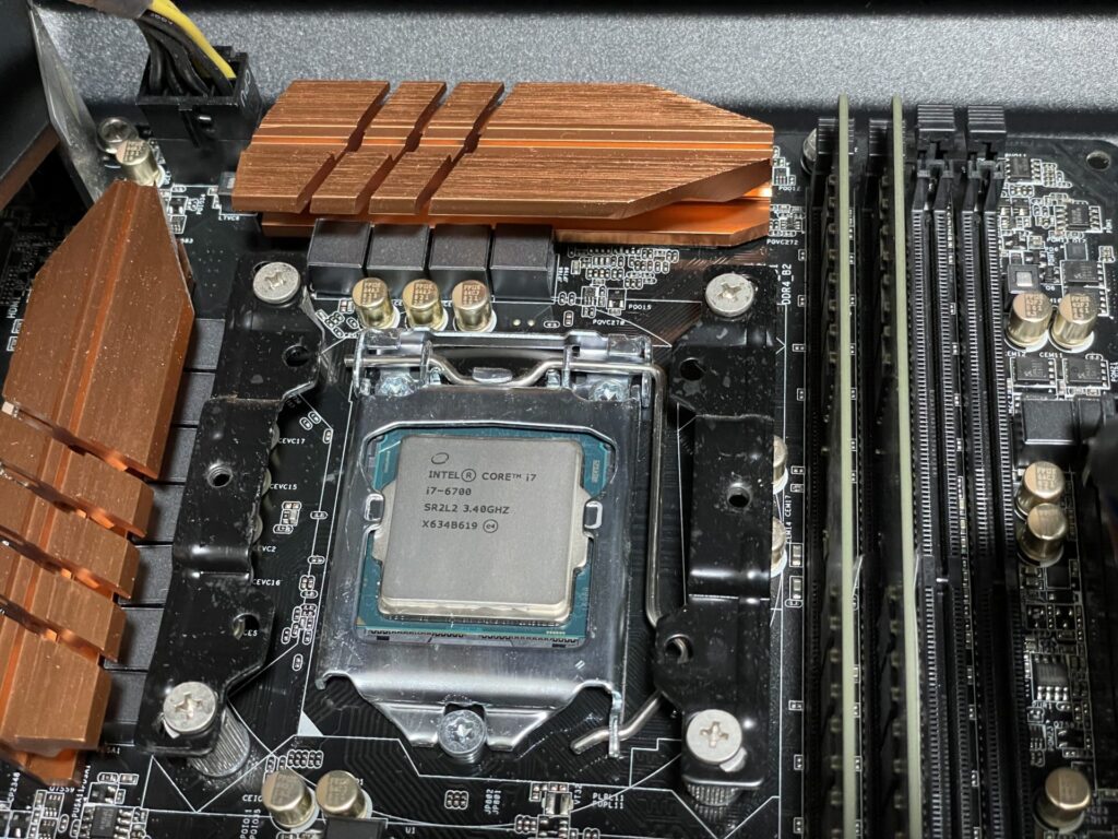 阿修羅を外してCore i7 6700が見えた状態